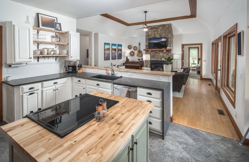Boone House | Sleeps 12, Close to everything! w/Hot Tub