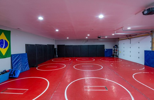 Spokane House | Sleeps 12+ Epic family room, Cool gym! Ideal for Families & Kids!Lots of Parking