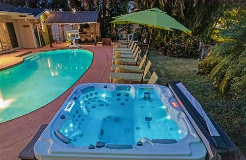 Largo House | Sleeps 12 Heated Pool Pickleball Hot Tub Fire Pit