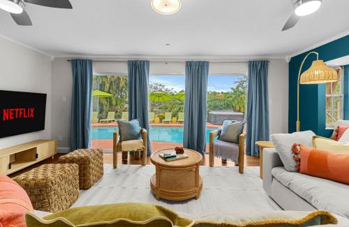 Largo House | Sleeps 12 Heated Pool Pickleball Hot Tub Fire Pit