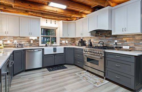 Canandaigua House | Sleeps 12 | Lake views| Hot Tub | Pet Friendly
