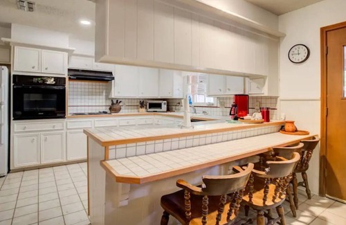 Lubbock House | Sleeps 12! Large 4BDR|2BTH Updated w/Full Kitchen Patio & Basement