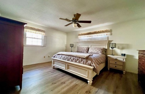Lubbock House | Sleeps 12! Large 4BDR|2BTH Updated w/Full Kitchen Patio & Basement