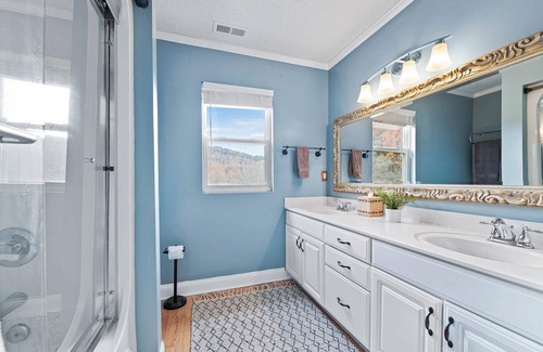 Candler House | Sleeps 12 ~ Pool~Sauna~Gazebo~Hot Tub, 18 Minute to Downtown Asheville!