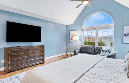 Candler House | Sleeps 12 ~ Pool~Sauna~Gazebo~Hot Tub, 18 Minute to Downtown Asheville!