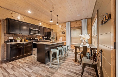 Sevierville Cabin | Sleeps 12! Rare Private Pool Dollywood 5 Mins Hot Tub Minutes to GSMNP!