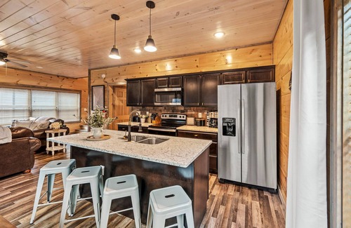 Sevierville Cabin | Sleeps 12! Rare Private Pool Dollywood 5 Mins Hot Tub Minutes to GSMNP!