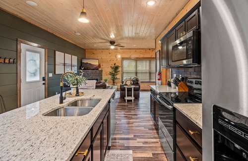Sevierville Cabin | Sleeps 12! Rare Private Pool Dollywood 5 Mins Hot Tub Minutes to GSMNP!