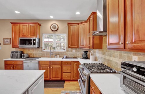 East Stroudsburg Apartment | Sleeps 12 | Sauna+Bar+Basement Game Room+Fire Pits