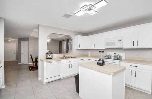 Katy House | Sleeps 12 - Spacious 4 bedroom in Central Katy W/Backyard