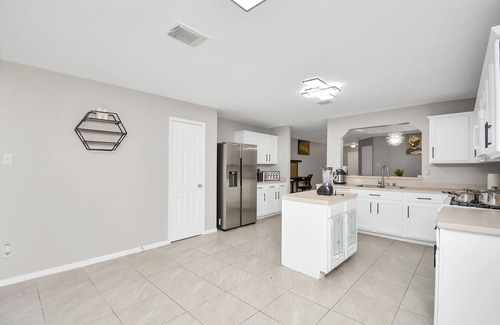 Katy House | Sleeps 12 - Spacious 4 bedroom in Central Katy W/Backyard
