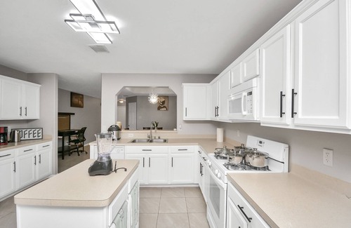 Katy House | Sleeps 12 - Spacious 4 bedroom in Central Katy W/Backyard
