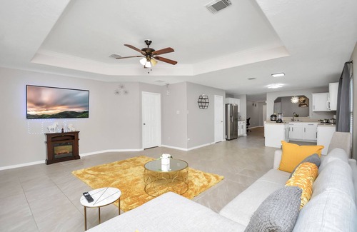 Katy House | Sleeps 12 - Spacious 4 bedroom in Central Katy W/Backyard