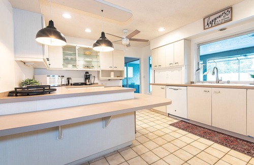 Whitfield House | Sleeps 12! Spacious Retreat in Sarasota, Close to Beaches and Downtown