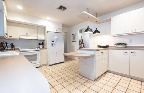 Whitfield House | Sleeps 12! Spacious Retreat in Sarasota, Close to Beaches and Downtown