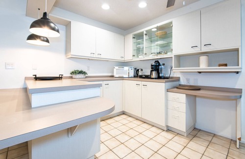 Whitfield House | Sleeps 12! Spacious Retreat in Sarasota, Close to Beaches and Downtown