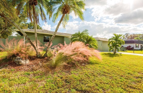 Whitfield House | Sleeps 12! Spacious Retreat in Sarasota, Close to Beaches and Downtown