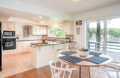 Bella Vista House | Sleeps 12, Spacious Luxe Lake House full of Stunning Views