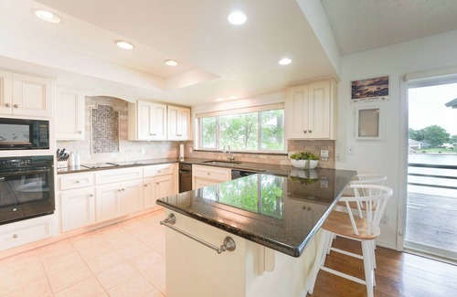 Bella Vista House | Sleeps 12, Spacious Luxe Lake House full of Stunning Views