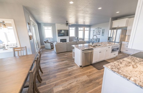 Sweetwater House | Sleeps 14 guests. Parking for up to 6 vehicles, 5 bedrooms, and 5 full baths. Private hot tub! Ap.