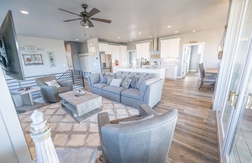 Sweetwater House | Sleeps 14 guests. Parking for up to 6 vehicles, 5 bedrooms, and 5 full baths. Private hot tub! Ap.
