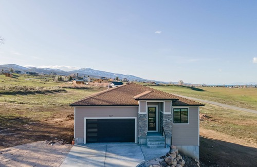 Sweetwater House | Sleeps 14 guests. Parking for up to 6 vehicles, 5 bedrooms, and 5 full baths. Private hot tub! Ap.