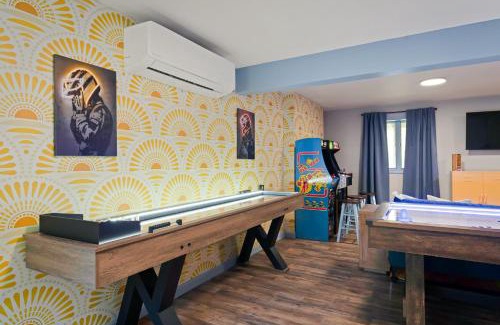 Long Pond House | Sleeps 14 Hot Tub Sauna Game Room Fire Pit
