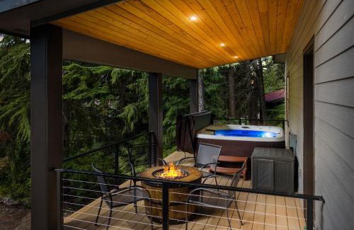 Government Camp House | Sleeps 14 Hot Tub Sauna Fire Pit Stunning Views