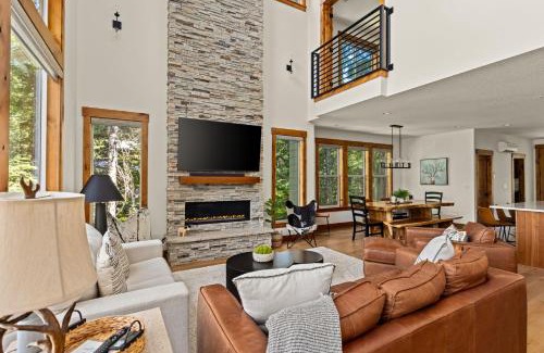 Government Camp House | Sleeps 14 Hot Tub Sauna Fire Pit Stunning Views