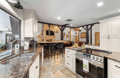 Temple Terrace House | Sleeps 14~Pool~Games~Dog Friendly~Golf Course View