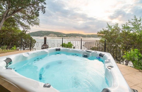Lakehills House | Sleeps 14 Pool Table 3 King Beds Hot Tub
