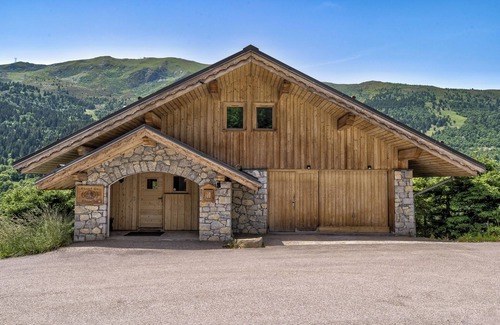 Meribel Ski Chalet | Sleeps 14 with a Hot tub and Sauna