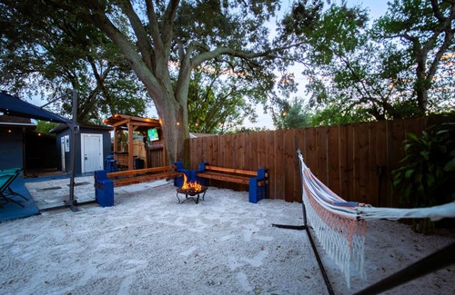 Lake Magdalene House | Sleeps 15/Private Beach & Heated pool/mins to Tampa/Bush Gardens/Buccs/Zoo
