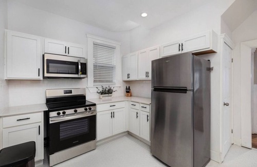 Detroit House | Sleeps 16 - 1st Flr Bdrm - 9 Beds - 10 Mins to DT