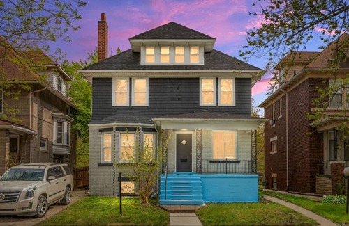 Detroit House | Sleeps 16 - 1st Flr Bdrm - 9 Beds - 10 Mins to DT