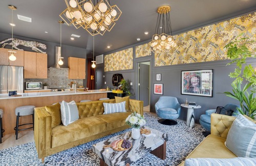 Cleveland Park House | Sleeps 16 | 2 Homes + Walk to Dining & Music | Lischey Loft & The Bloom House