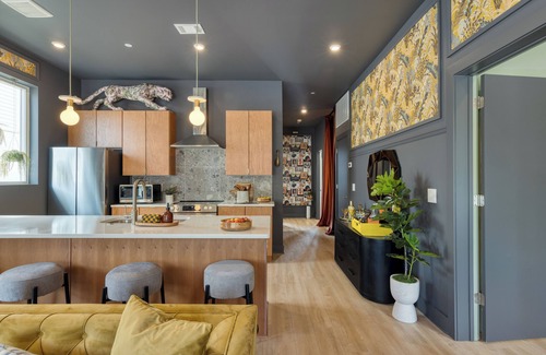 Cleveland Park House | Sleeps 16 | 2 Homes + Walk to Dining & Music | Lischey Loft & The Bloom House