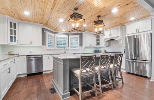 Milledgeville House | Sleeps 16, 4 Master's, Kayaks, Gaming Area + More!