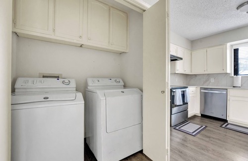 West Arlington House | Sleeps 16 Budget-Friendly Spacious Haven