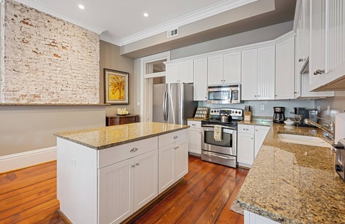 Historic District - North House | Sleeps 16! Walk to Broughton and River Street!