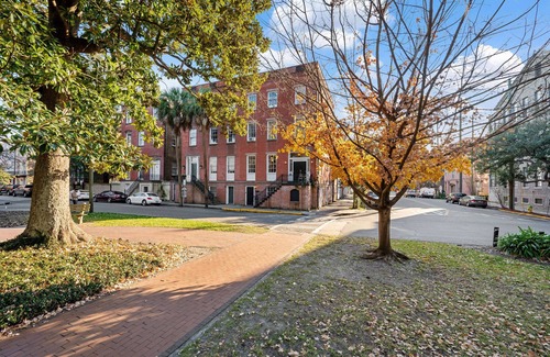 Historic District - North House | Sleeps 16! Walk to Broughton and River Street!