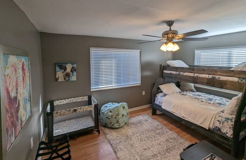 Knoxville House | Sleeps 17, 4 baths, two kitchens, outdoor living