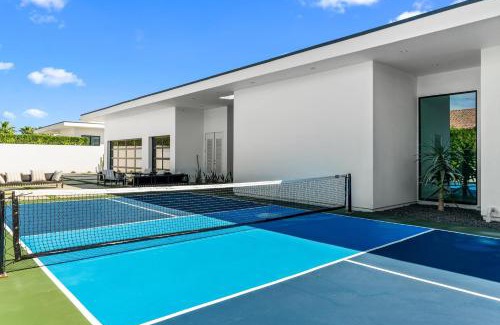 Indio Villa | Sleeps 17 6BR Retreat w Pool Hot Tub Pickleball Bravo Villa 3 by AvantStay