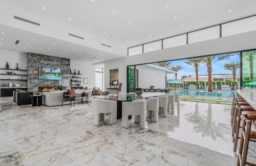 Indio Villa | Sleeps 17 6BR Retreat w Pool Hot Tub Pickleball Bravo Villa 3 by AvantStay