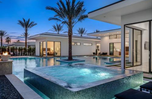 Indio Villa | Sleeps 17 6BR Retreat w Pool Hot Tub Pickleball Bravo Villa 3 by AvantStay