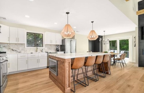 Brookfield House | Sleeps 18! Dock, Lake access, pool table, 2 kitchens, Large area to entertain.