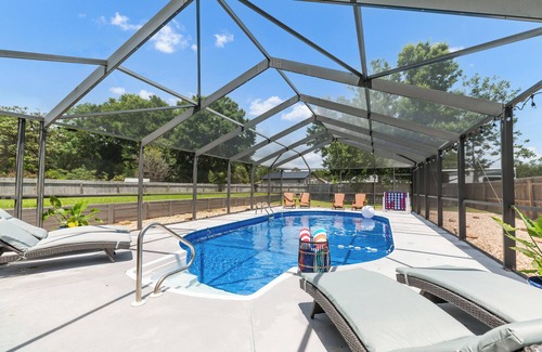 Navarre House | Sleeps 18, Heated Pool, Game Room, 10 mins to Beach