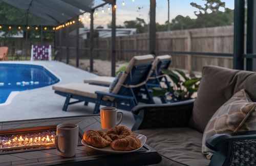 Navarre House | Sleeps 18, Heated Pool, Game Room, 10 mins to Beach