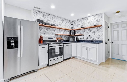 Phoenix Hill House | Sleeps 18, HOT TUB, Cowboy POOL, firepits, Yard Games