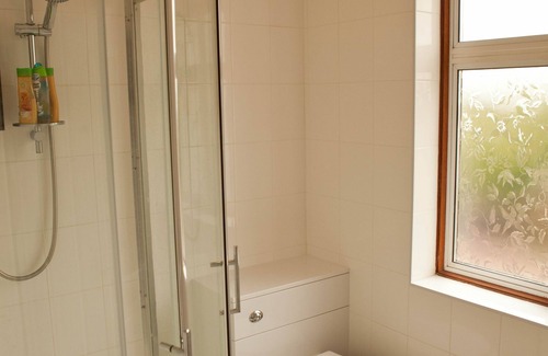 Goodmayes House | Sleeps 2-4 Self contained home. London (18 mins!)